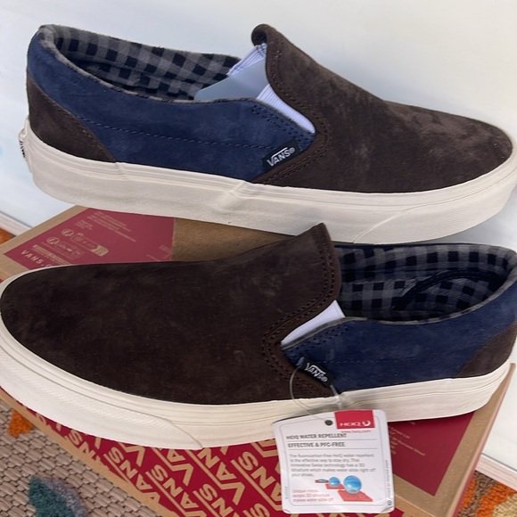Vans Men’s Classic Slip-On
Pig Suede Plaid Brown/Navy
VN000BVZBF1
Sneakers - Picture 11 of 16